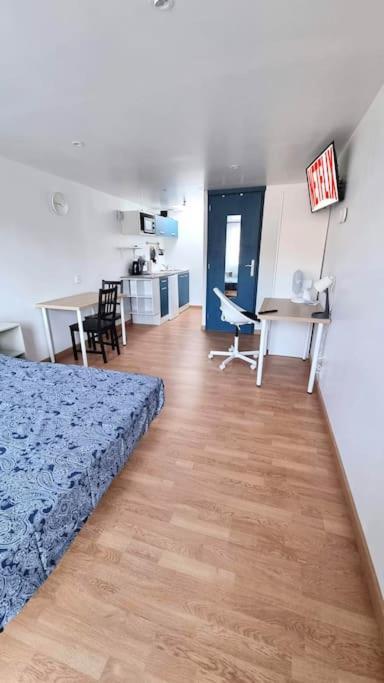 Studio En Rez De Jardin Avec Terrasse Privee - Le Petit Chateau Avesnois - Tv - Wifi - Logement Complet Avesnes-sur-Helpe Bagian luar foto